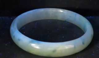 翡翠荧光就是假的吗 翡翠有荧光是假的吗