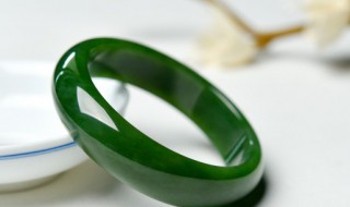 翡翠手镯贵吗 带红翡的翡翠手镯贵吗
