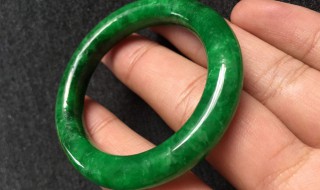 翡翠手镯有裂纹正常吗 翡翠镯子表面有裂纹正常吗