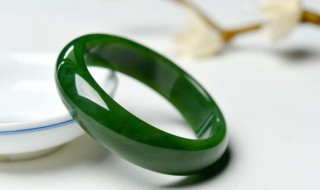 翡翠划玻璃是真的吗（翡翠能划破玻璃是真的吗）