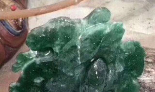 老坑翡翠手镯能带润吗（玉镯上有坑要不要戴）