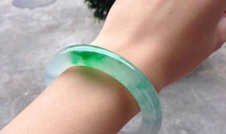 翡翠能用热水泡吗 翡翠用热水泡后会不会有损伤