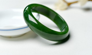 翡翠佩戴后会变色吗(翡翠佩戴久了会变色吗)