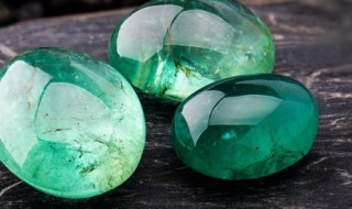 翡翠属于玉石吗（翡翠属于玉石么）