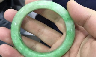 翡翠不戴可以长时间泡水里吗（翡翠长久不戴适合放水里泡着吗）