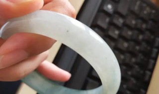 翡翠手镯有黑点能买吗（翡翠手镯有黑点买不买）