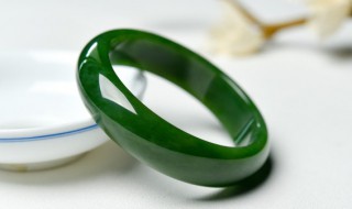 翡翠需要泡水吗（翡翠可以长时间泡水里吗）