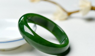 翡翠手镯里面的棉絮（翡翠手镯里面的棉絮出现有洞）