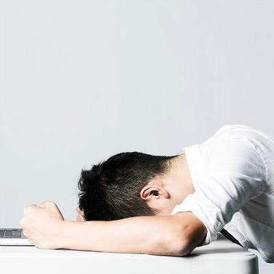  晚上睡觉总是说梦话是什么原因