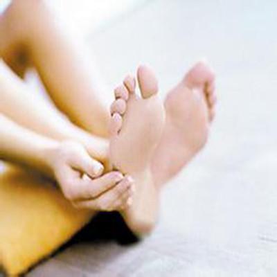 老年人脚底板疼是怎么回事