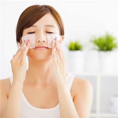 脸上长黑头怎么办