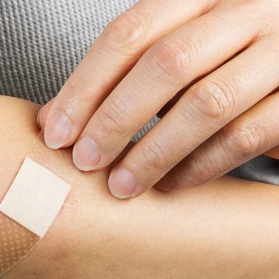 指甲上有横纹是怎么回事