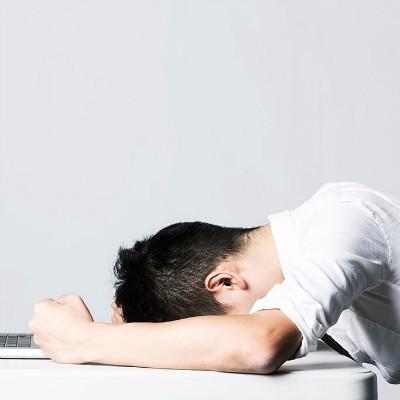 为什么睡觉时耳朵会压着痛