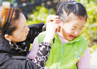 小虫钻进耳朵该怎么处理？