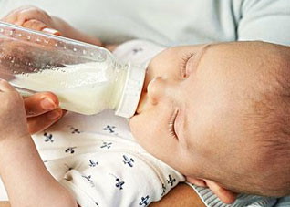 如何选择适合新生宝宝的奶粉