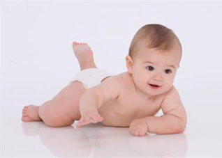 宝宝学爬行，过早过晚都不利