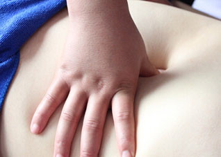 家庭按摩调治胃炎