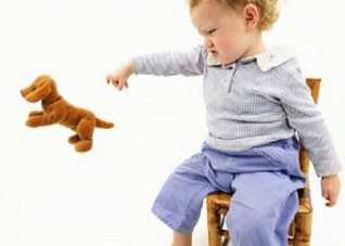 如何让宝宝扔东西也正确