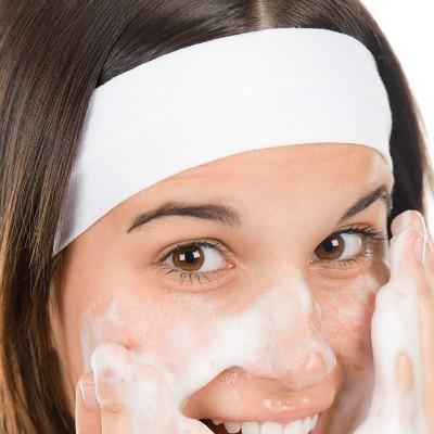 眉毛里长痘是什么原因