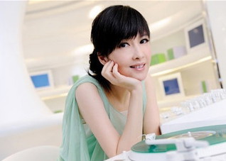 趴桌子午睡易得颈椎病 7款保健操护颈椎