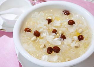 老年人养身体可多吃莲子