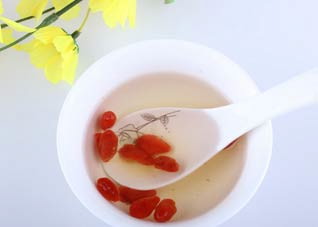 眼睛干涩 喝枸杞黄精汤