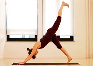 简单瑜伽9式 美体塑窈窕曲线