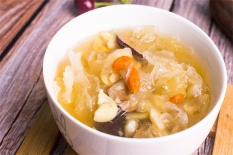 红糖银耳莲子汤的功效(红糖银耳莲子汤的功效与作用)