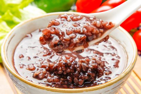 糯米黑米粥的功效（糯米黑米粥的功效与作用）