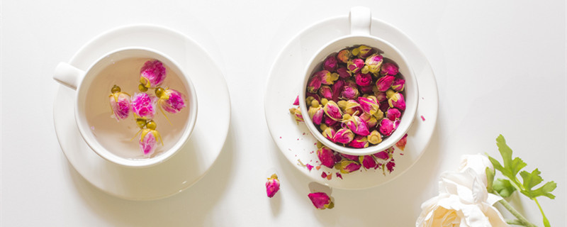 玫瑰花泡水一次放几朵（玫瑰花泡水一次放几朵绝经后的女性怎么调节）