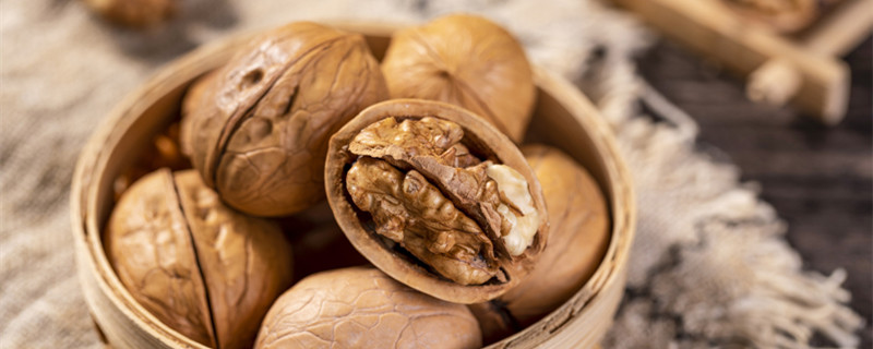 核桃树叶子发黄干枯怎么治(核桃树叶黄,叶落怎么办?)