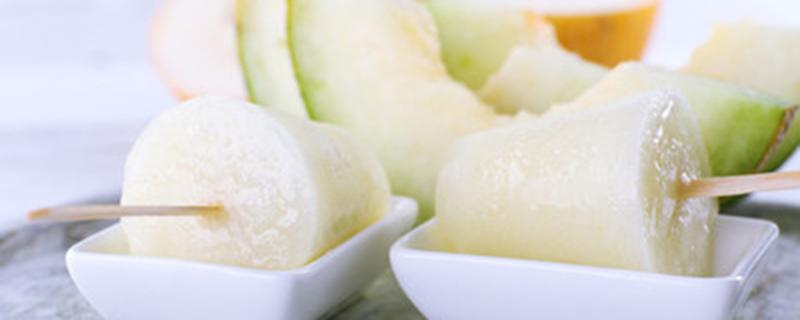 甜瓜叶子上发白是啥原因（甜瓜叶子上发白是啥原因呢）