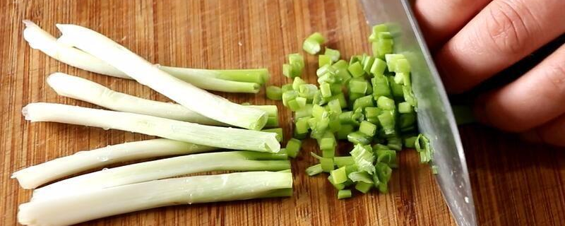 葱白的作用有哪些 葱白的作用有哪些人不能吃