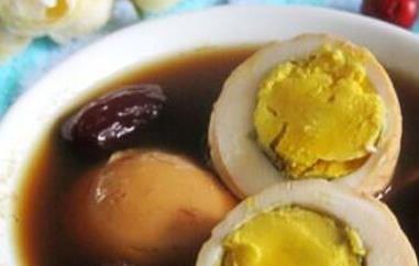 女人每天吃鸡蛋衰老快（女人每天吃三个鸡蛋衰老快）