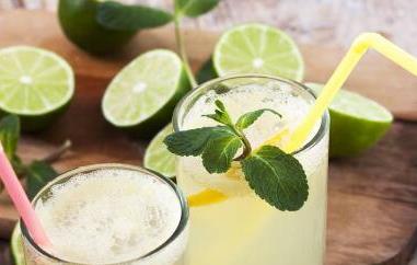 柠檬水的功效与作用（柠檬水的功效与作用及禁忌）