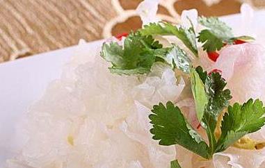 白木耳的功效与作用（白木耳的功效与作用及禁忌）