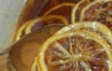 柠檬炖冰糖的功效与作用（柠檬炖冰糖的功效与作用及食用方法）