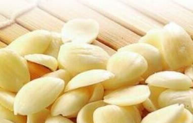 杏仁怎么做好吃（菠菜拌杏仁怎么做好吃）