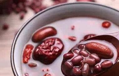 女人煲什么汤最补气血 女人煲什么汤最补气血百度