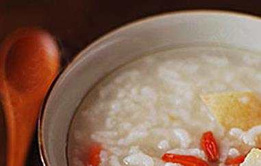 百合雪梨粥的做法与功效（雪梨百合粥的做法大全）