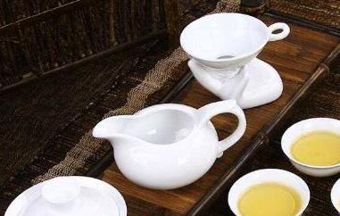 白瓷茶具适合什么茶（白瓷茶具适合什么茶套）