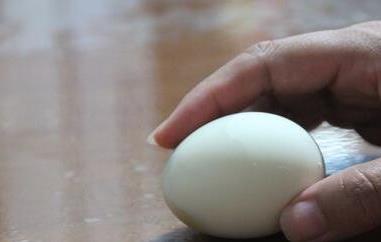 熟鸡蛋滚脸的作用与功效（熟鸡蛋滚脸有用吗）