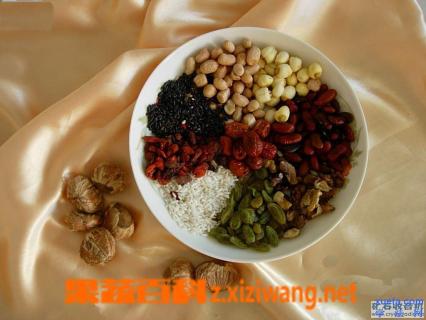 小米红枣桂圆粥（小米红枣桂圆粥的做法与功效）