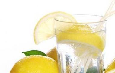 柠檬泡水喝有什么好处 用新鲜柠檬泡水喝有什么好处