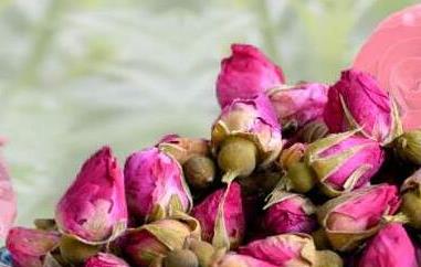 玫瑰花泡水喝的功效与作用 玫瑰花泡水喝的功效与作用子宫肌瘤