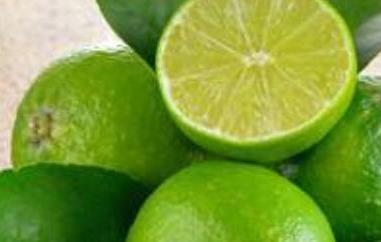 青柠檬和黄柠檬的区别（青柠檬和黄柠檬的区别和作用）