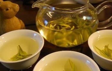 喝茶有什么讲究（喝茶有什么讲究来人倒茶的时候应该倒多些杯子里）