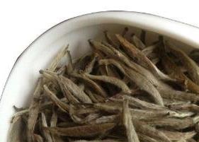 女孩喝白茶的好处和坏处 女生喝白茶好处和坏处