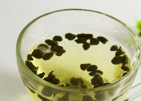 红茶和绿茶的区别（红茶和绿茶的区别功效）