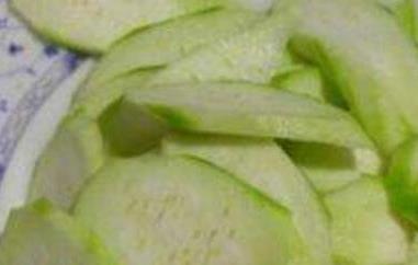 丝瓜不能和什么一起吃（丝瓜不能和什么一起吃香哈网手机版）